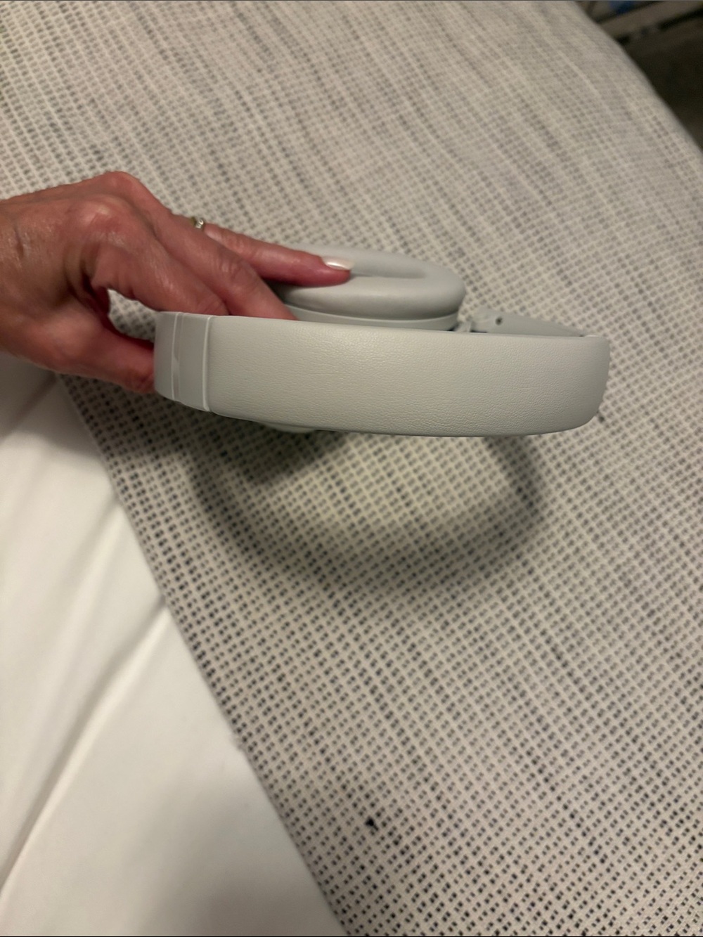 Bose QuietComfort 45 Noise Canceling Bluetooth Headphones in White Smoke. - Picture 13 of 13